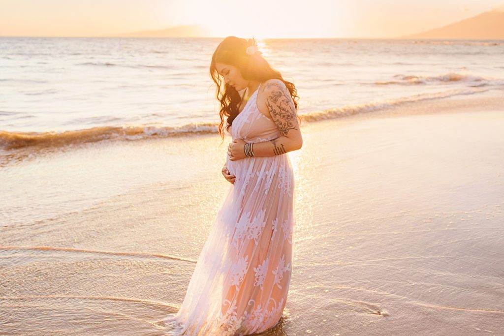 Maui babymoon guide for pregnant women visiting Hawaii for their maternity portraits