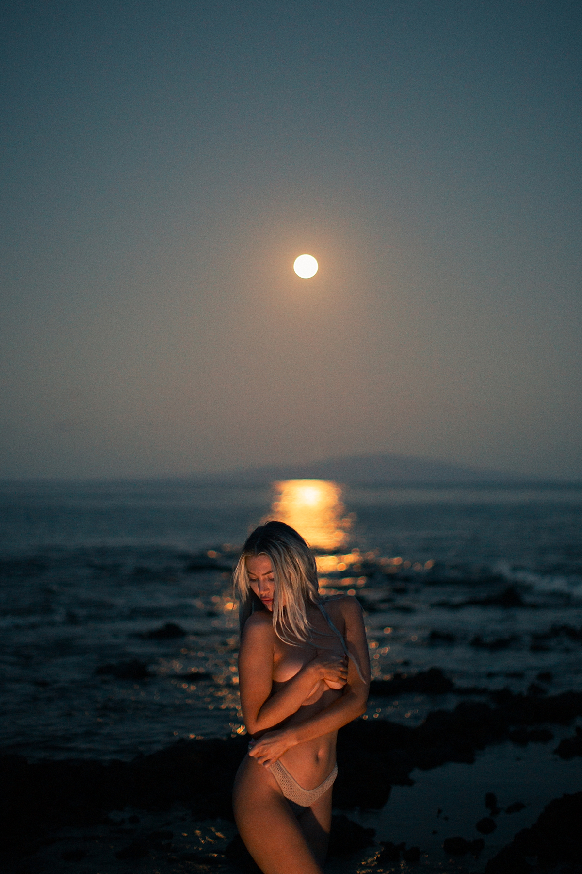 hawaii full moon boudoir photo as moon rises over the ocean in wailea